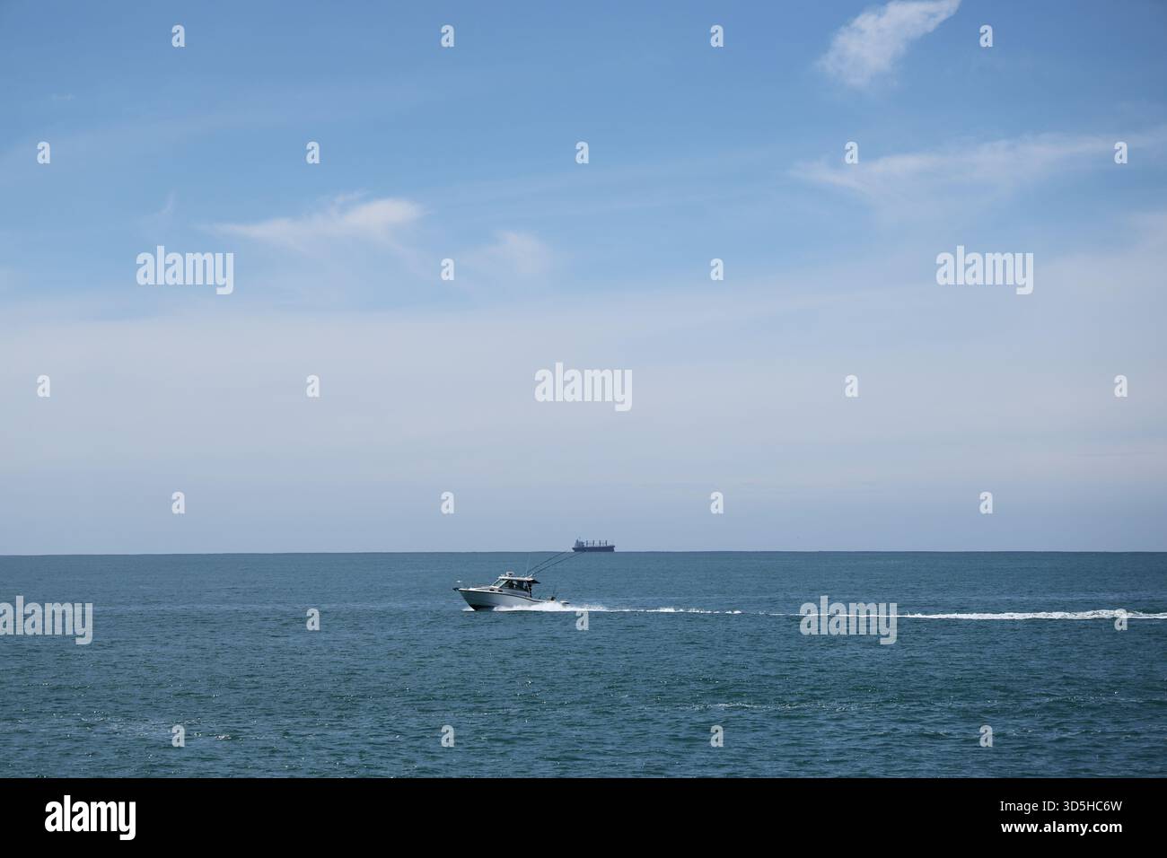 Schnellbootfahrt Über Calm Open Ocean Horizon Stockfoto