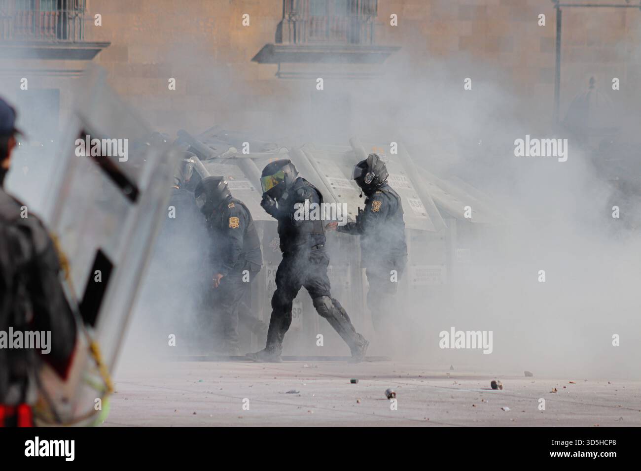 Demonstration von Gen Z in Mexiko-Stadt Aufruhr-Polizei während der selbsternannten Demonstration von Gen Z gegen die mexikanische Regierung nach dem Mord an uruapanischem Bürgermeister Carlos Manzola, während Mexikos Präsidentin Claudia Sheinbaum in den letzten Tagen die Legitimität der Bewegung in Frage gestellt hat. Am 15. November 2025 in Mexiko-Stadt. Mexico City CDMX Mexico Copyright: XCarlosxSantiagox Stockfoto