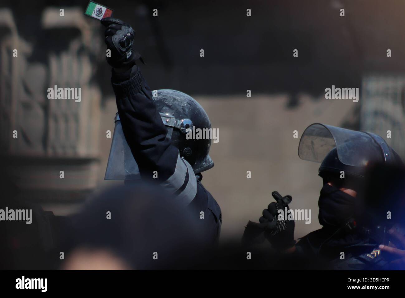 Demonstration von Gen Z in Mexiko-Stadt Aufruhr-Polizei während der selbsternannten Demonstration von Gen Z gegen die mexikanische Regierung nach dem Mord an uruapanischem Bürgermeister Carlos Manzola, während Mexikos Präsidentin Claudia Sheinbaum in den letzten Tagen die Legitimität der Bewegung in Frage gestellt hat. Am 15. November 2025 in Mexiko-Stadt. Mexico City CDMX Mexico Copyright: XCarlosxSantiagox Stockfoto