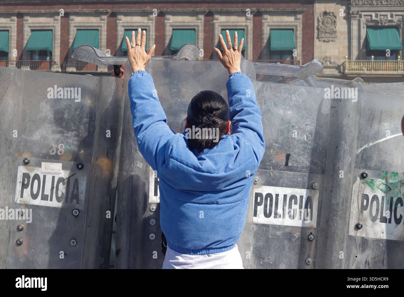Demonstration von Gen Z in Mexiko-Stadt Eine Frau konfrontiert die Polizei während der selbsternannten Demonstration von Gen Z gegen die mexikanische Regierung nach der Ermordung des Bürgermeisters von Uruapan Carlos Manzola, während Mexikos Präsidentin Claudia Sheinbaum in den letzten Tagen die Legitimität der Bewegung in Frage gestellt hat. Am 15. November 2025 in Mexiko-Stadt. Mexico City CDMX Mexico Copyright: XCarlosxSantiagox Stockfoto