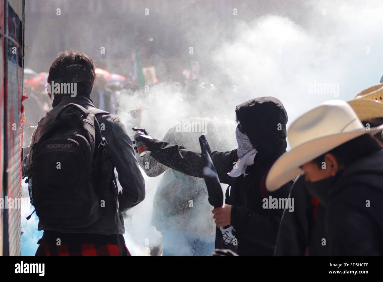 Demonstration von Gen Z in Mexiko-Stadt während der selbsternannten Demonstration von Gen Z gegen die mexikanische Regierung nach der Ermordung des Bürgermeisters von Uruapan Carlos Manzola, während Mexikos Präsidentin Claudia Sheinbaum in den letzten Tagen die Legitimität der Bewegung in Frage gestellt hat. Am 15. November 2025 in Mexiko-Stadt. Mexico City CDMX Mexico Copyright: XCarlosxSantiagox Stockfoto