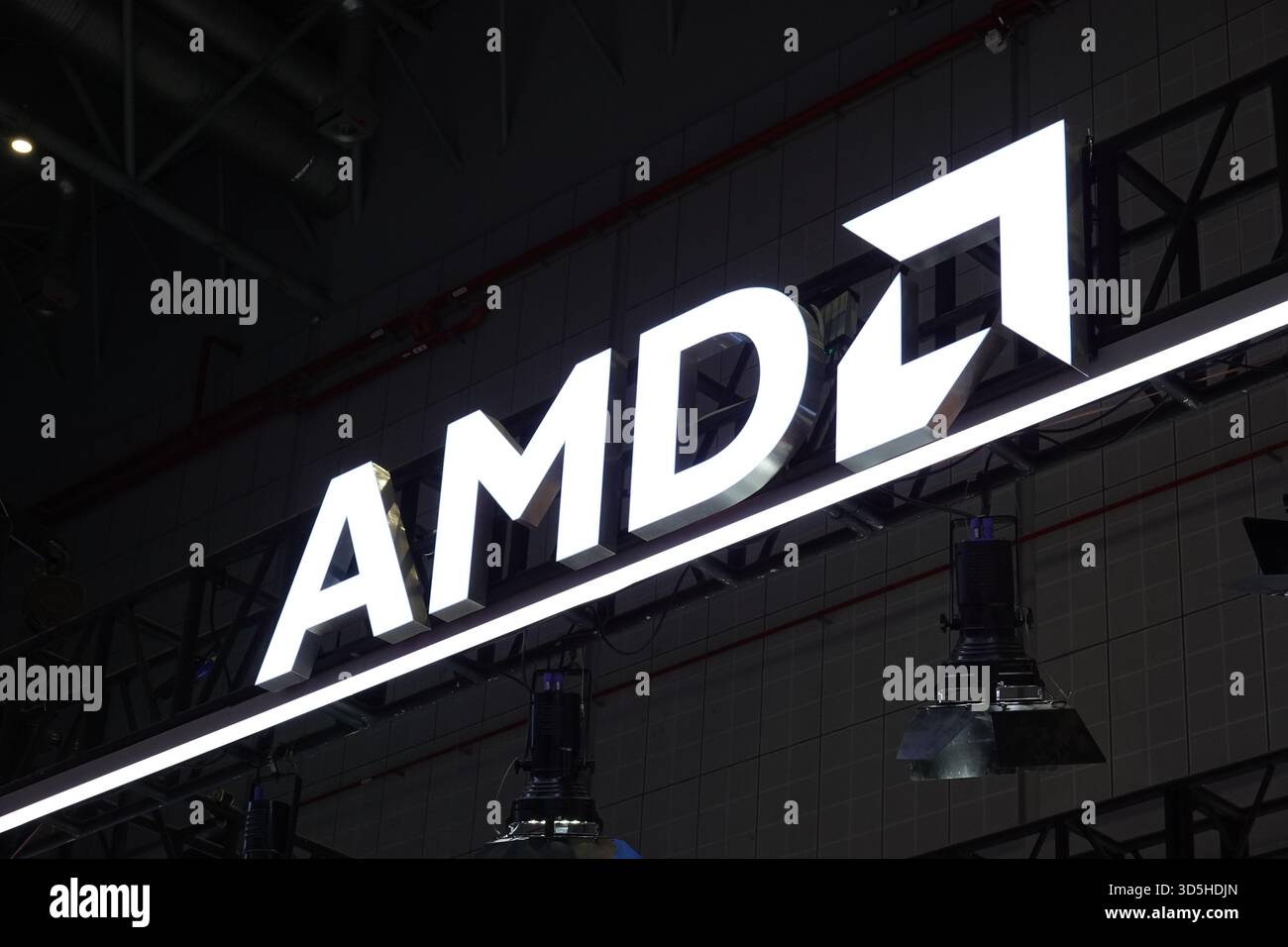 Das AMD-Logo ist auf der 8. China International Import Expo zu sehen. Stockfoto
