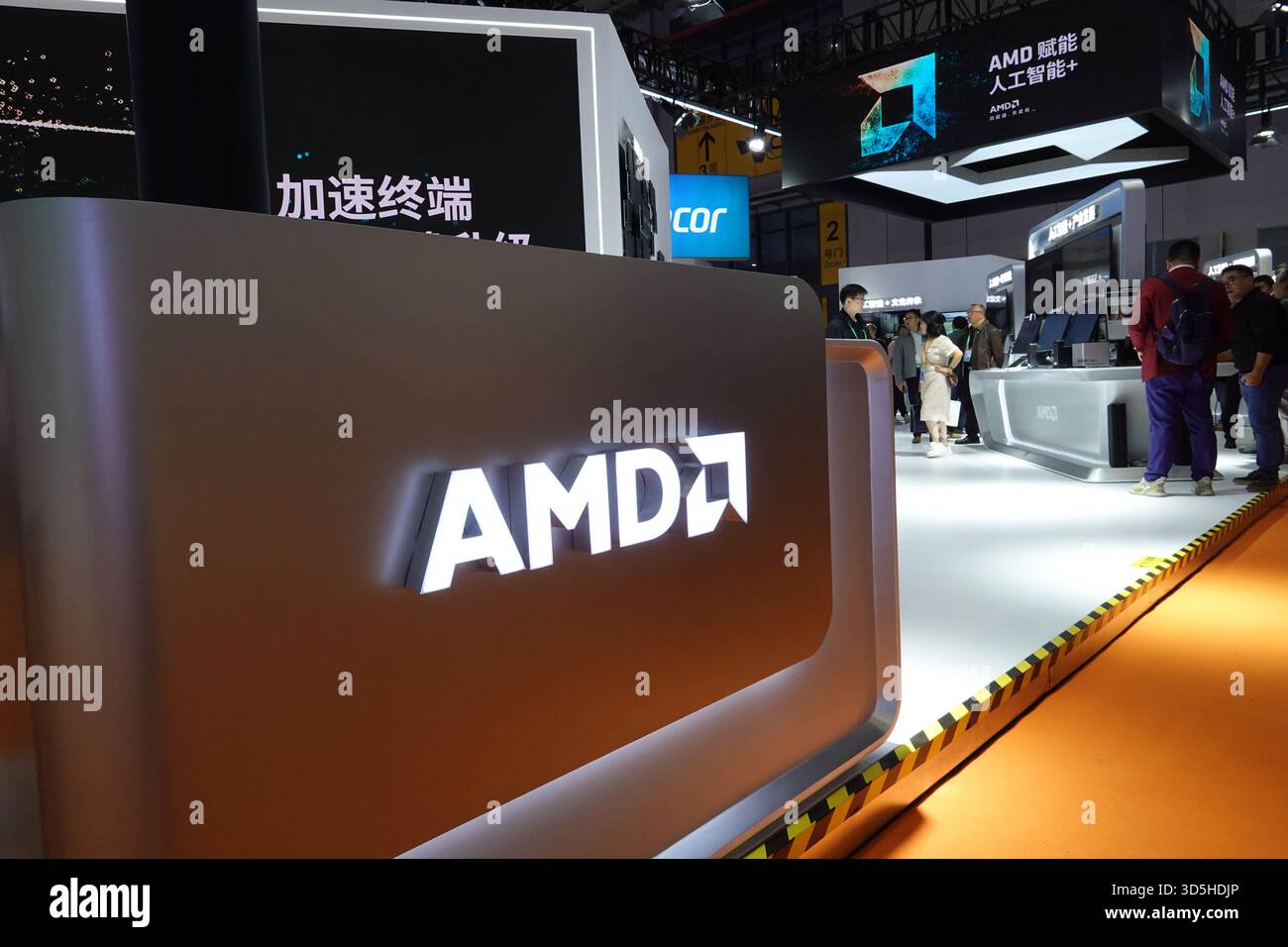 Das AMD-Logo wird auf der 8. China International Import Expo präsentiert. Stockfoto