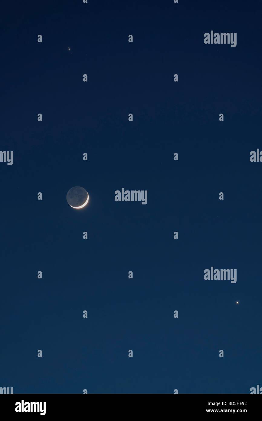 Halbmond flankiert von Venus und Jupiter in seltener enger Verbindung über Irland, 22. Februar 2023 Stockfoto