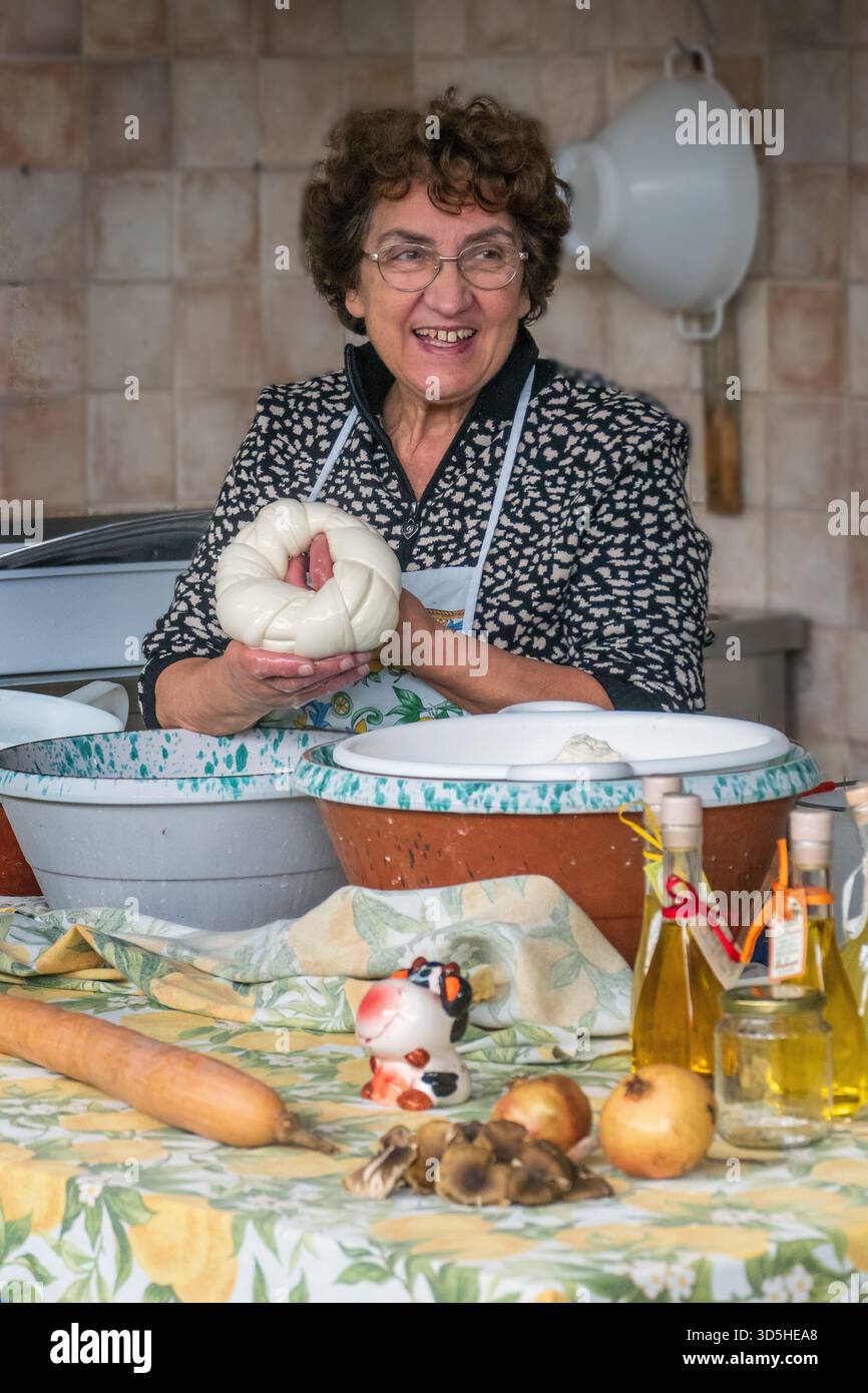 Italienische Bauern Frau, die Mozzarella auf traditionelle Weise auf einem Bauernhof in der Nähe von Sorrento Italien herstellt Stockfoto