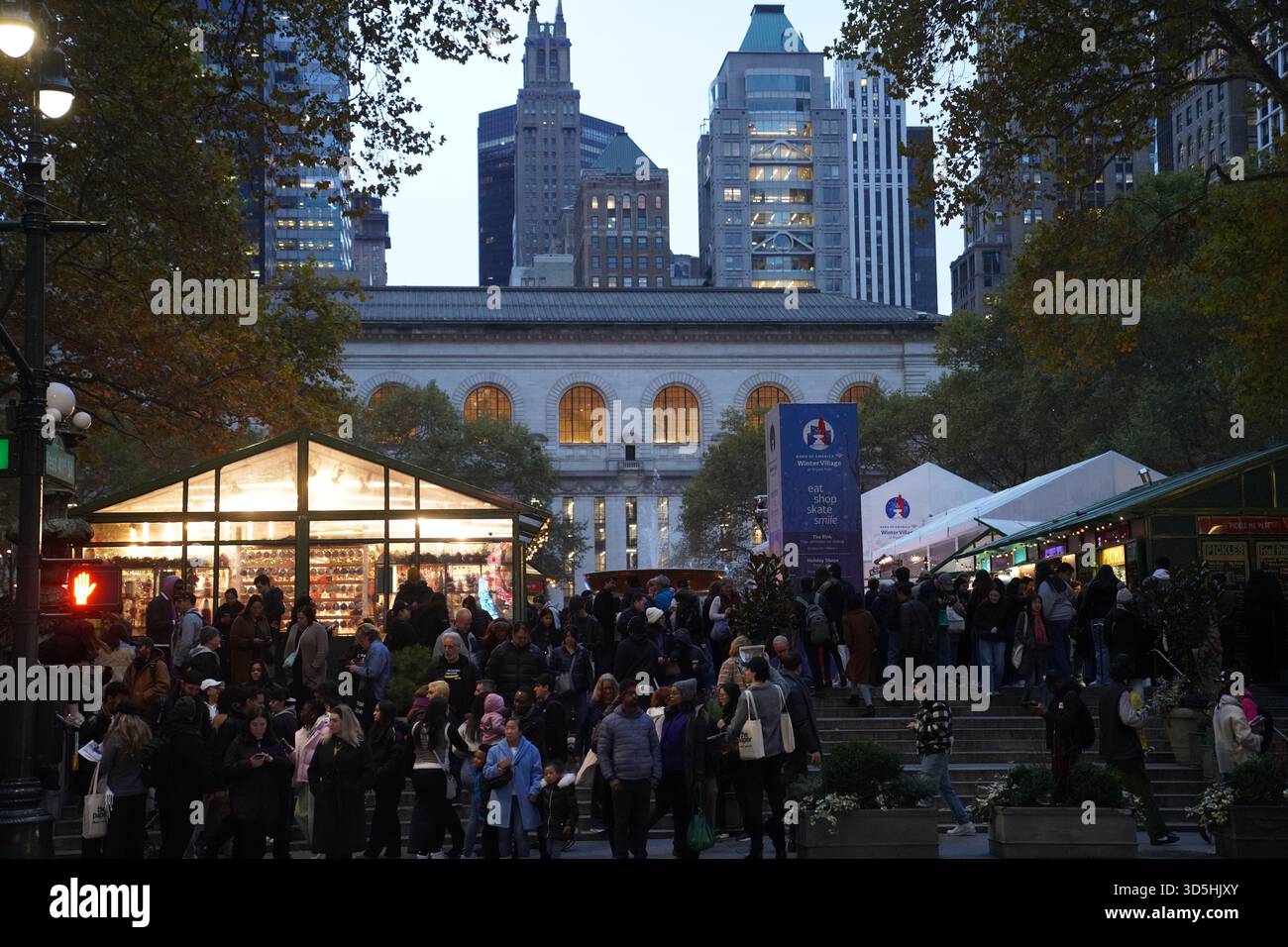 New York, USA. November 2025. Am 15. November 2025 besuchen Besucher das Winter Village im Bryant Park in New York, USA. Mit einem Ferienmarkt, einer Eislaufbahn und einer Speisesaal ist das Winter Village ein beliebtes Winterurlaubsziel im Bryant Park. Quelle: Zhang Fengguo/Xinhua/Alamy Live News Stockfoto