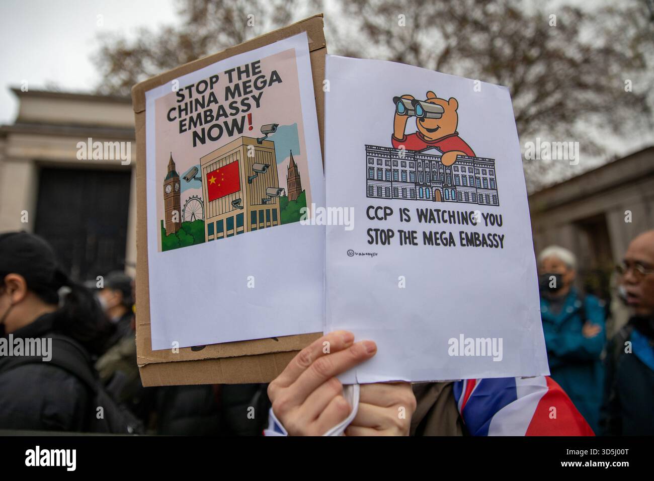 Mitglieder und Aktivistengruppen aus Hongkong marschierten durch die Stadt London, um gegen den Bau einer neuen chinesischen Mega-Botschaft zu protestieren. Stockfoto