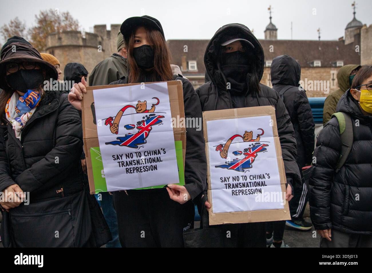 Mitglieder und Aktivistengruppen aus Hongkong marschierten durch die Stadt London, um gegen den Bau einer neuen chinesischen Mega-Botschaft zu protestieren. Stockfoto