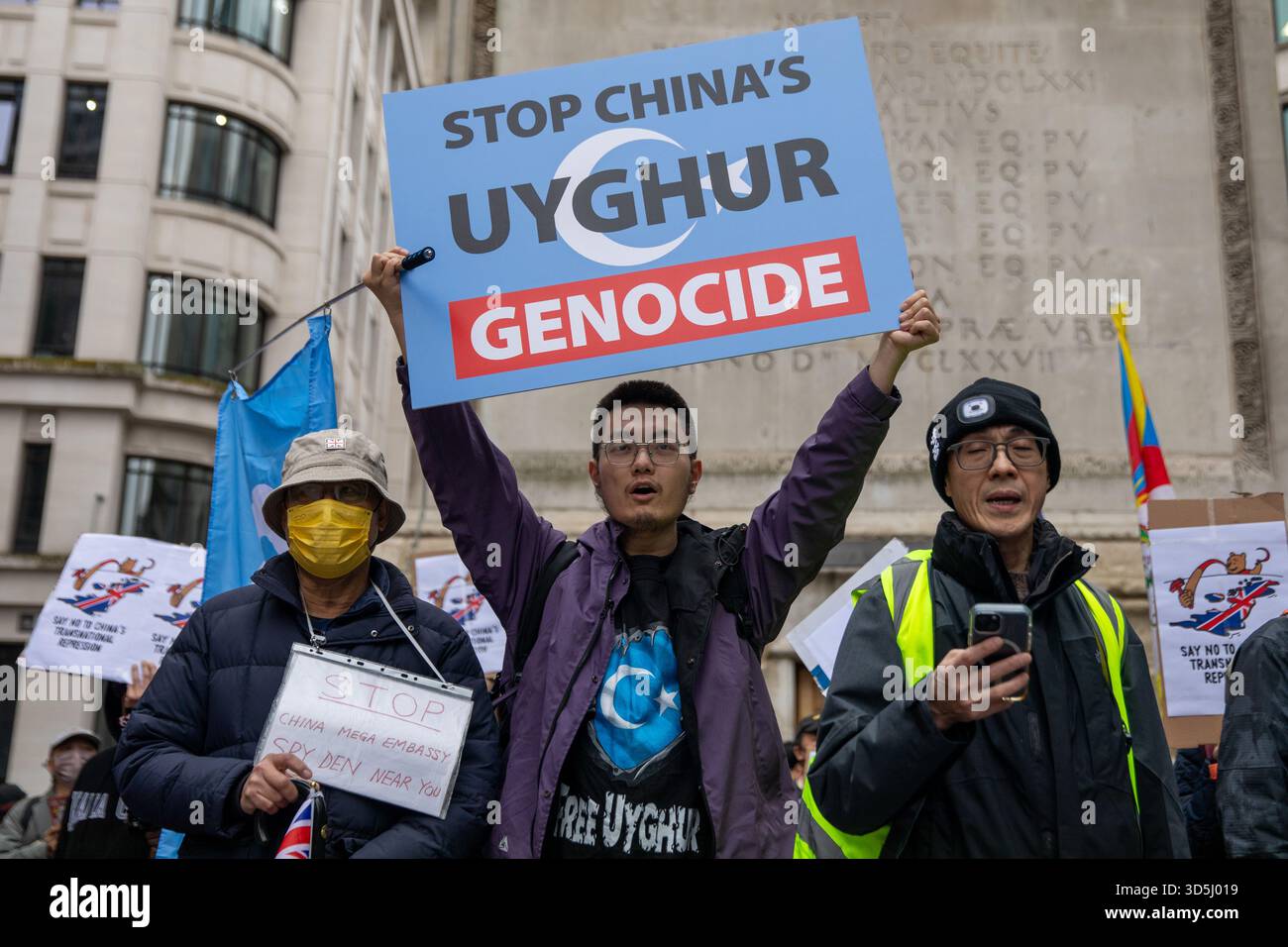 Mitglieder und Aktivistengruppen aus Hongkong marschierten durch die Stadt London, um gegen den Bau einer neuen chinesischen Mega-Botschaft zu protestieren. Stockfoto