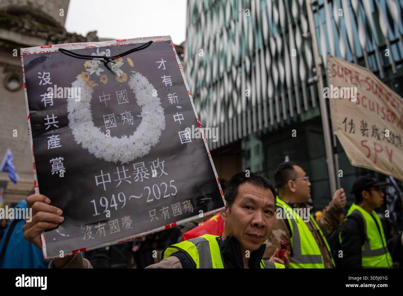 Mitglieder und Aktivistengruppen aus Hongkong marschierten durch die Stadt London, um gegen den Bau einer neuen chinesischen Mega-Botschaft zu protestieren. Stockfoto