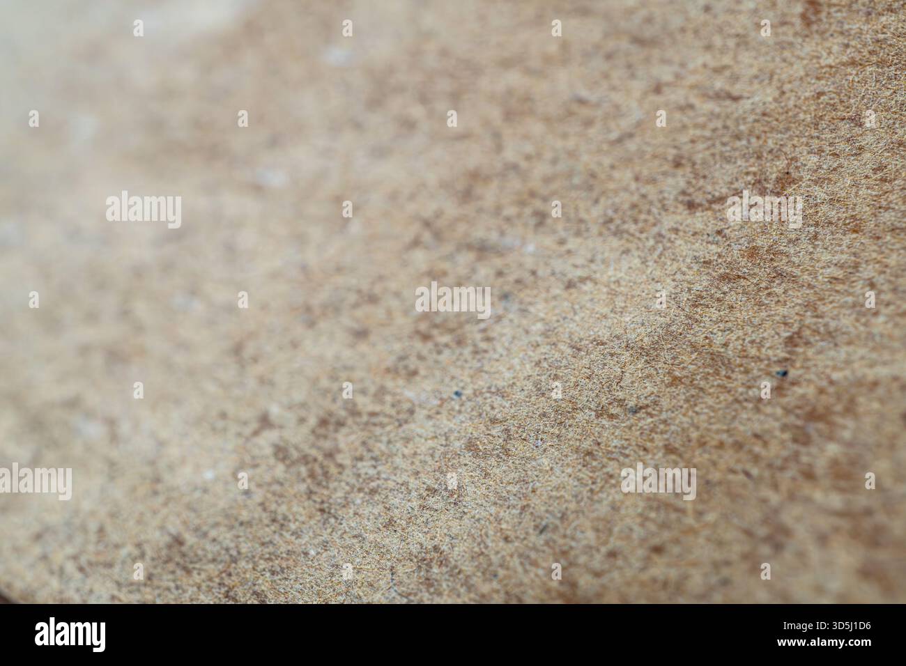 Ein Nahbild zeigt Papiere komplizierte Texturen und Fasern, die Sand oder Stein ähneln. Das Foto ist nützlich für die Vermarktung von Kunstmaterial, Schreibwaren, PR Stockfoto