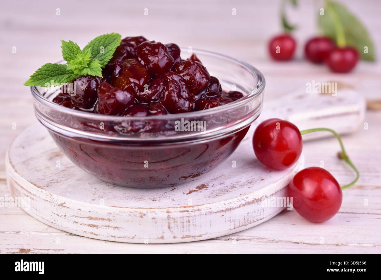 Kirschmarmelade in einer Glasschale. Nahaufnahme. Hausgemachte Kirschmarmelade. Stockfoto