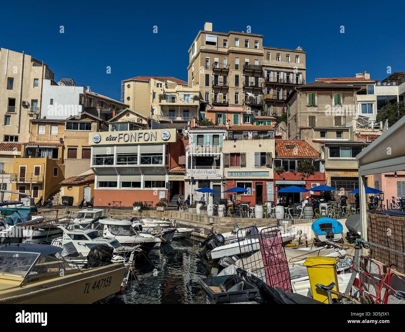 Marseille, Frankreich, 10. Oktober 2025: Marseille's vallon des auffes, ein charmantes Fischerdorf mit farbenfrohen Gebäuden und traditionellen Booten Stockfoto