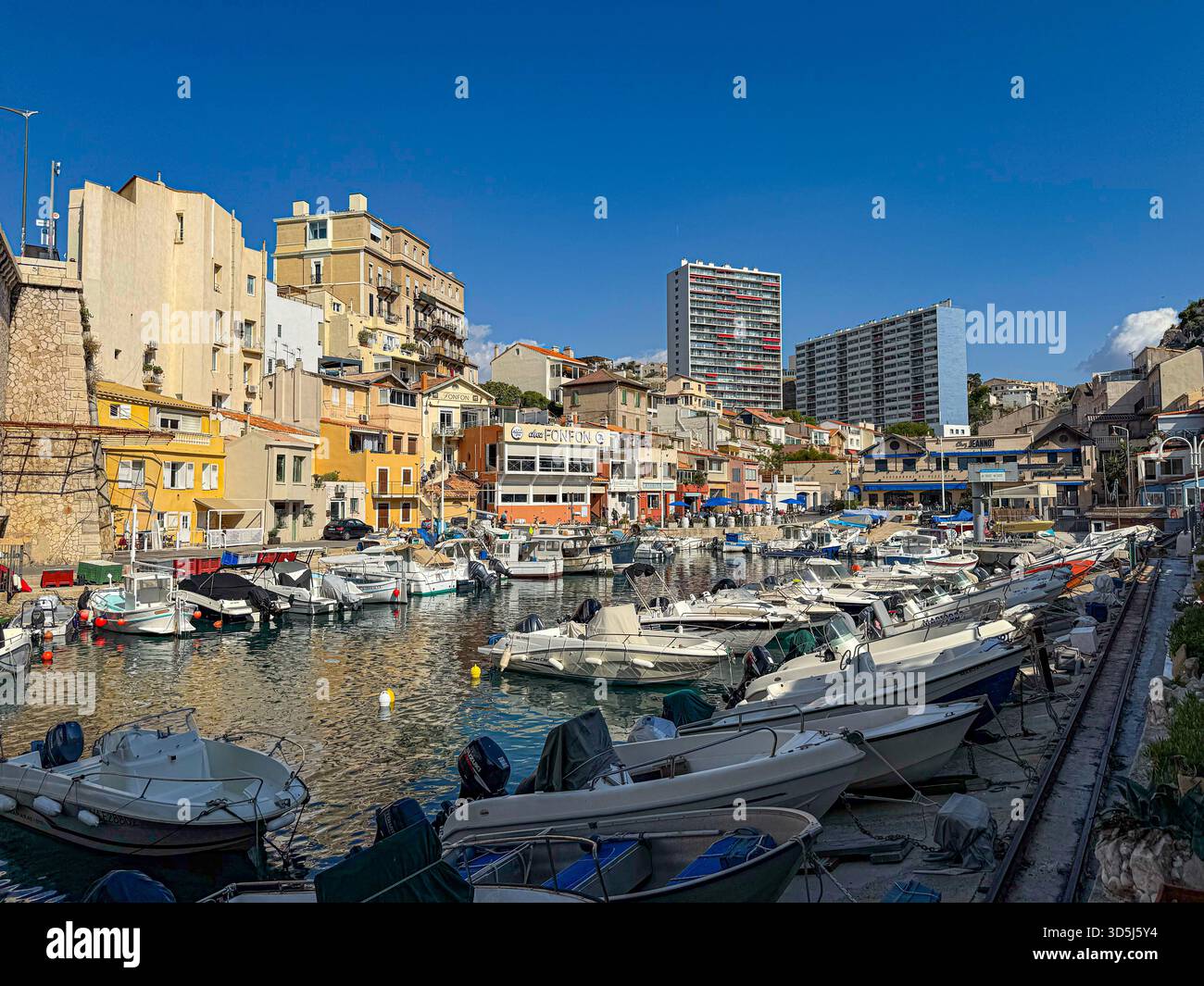 Marseille, Frankreich, 10. Oktober 2025: Der Fischereihafen vallon des auffes von Marseille zeigt traditionelle Boote und Wohngebäude Stockfoto