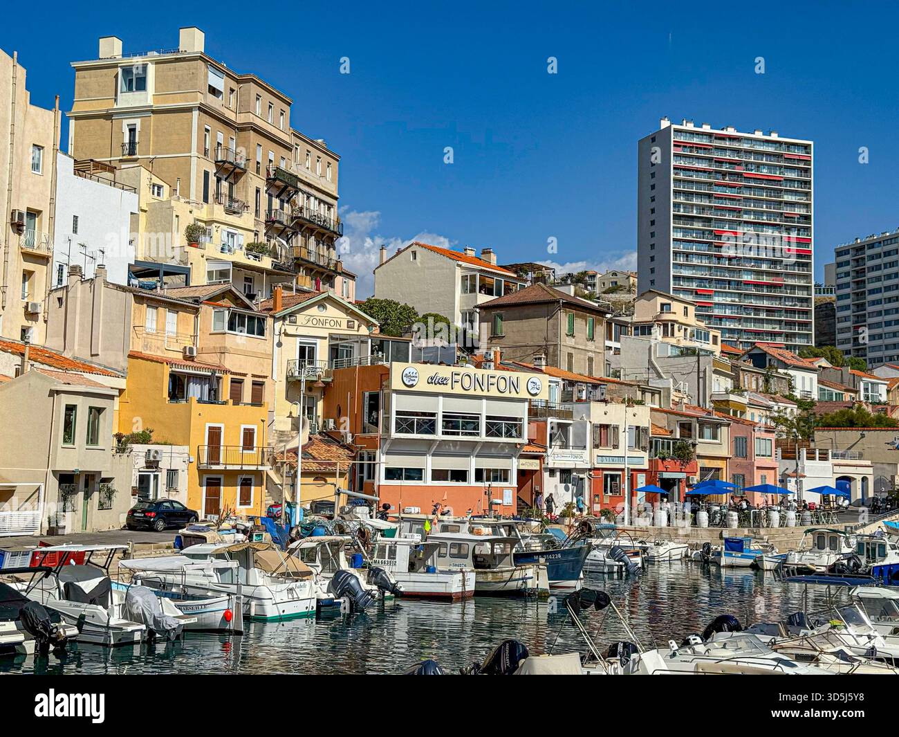 Marseille, Frankreich, 10. Oktober 2025: Der Fischereihafen vallon des auffes von Marseille zeigt traditionelle Boote und Wohngebäude Stockfoto