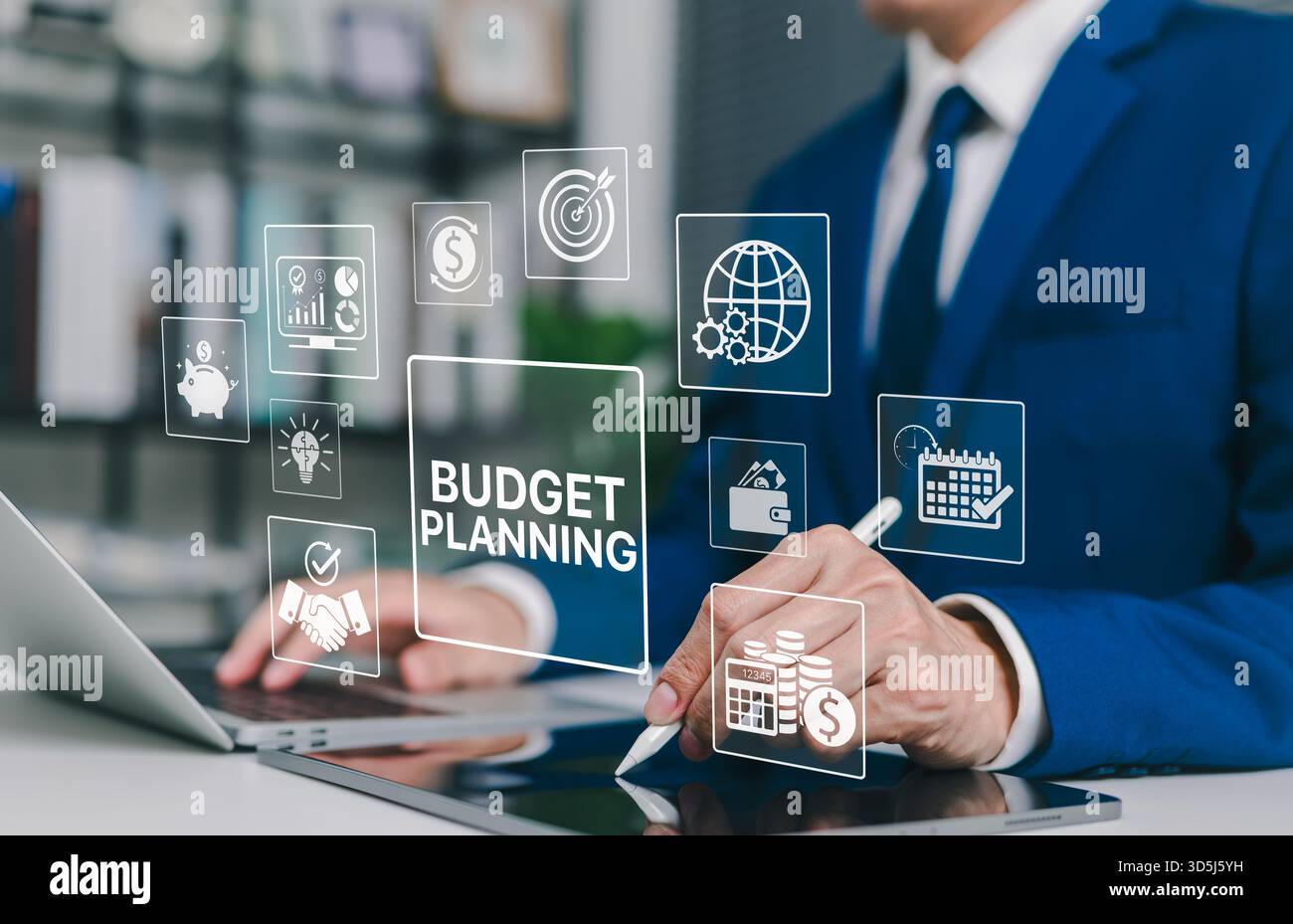 Budgetplanung, Geschäftsmann, der ein Tablet für die Budgetplanung mit Finanzsymbolen verwendet. Konzept der digitalen Finanzstrategie, Investitionen, Geldmanagement, Stockfoto