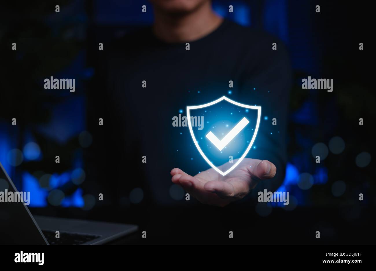 Person mit einem leuchtenden digitalen Schild mit einem Häkchen für Online-Sicherheit, Sicherheit, Cybersicherheit, Versicherung, Vertrauen, Stockfoto
