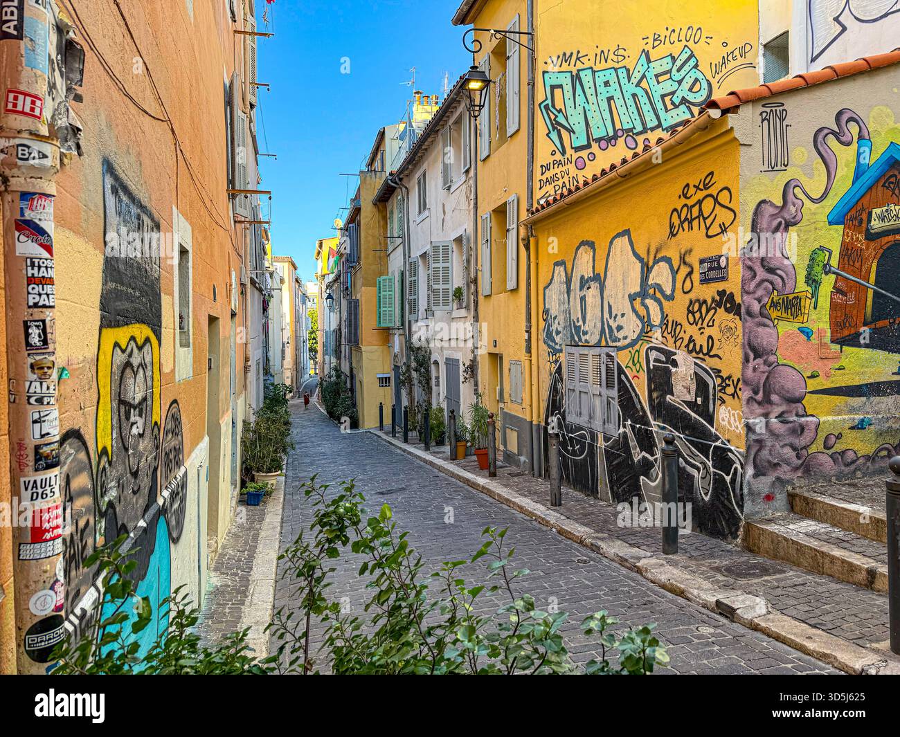 Marseille, Frankreich, 10. Oktober 2025: Marseille panier Viertel Straße mit bunten Gebäuden und lebhaften Graffitis Stockfoto