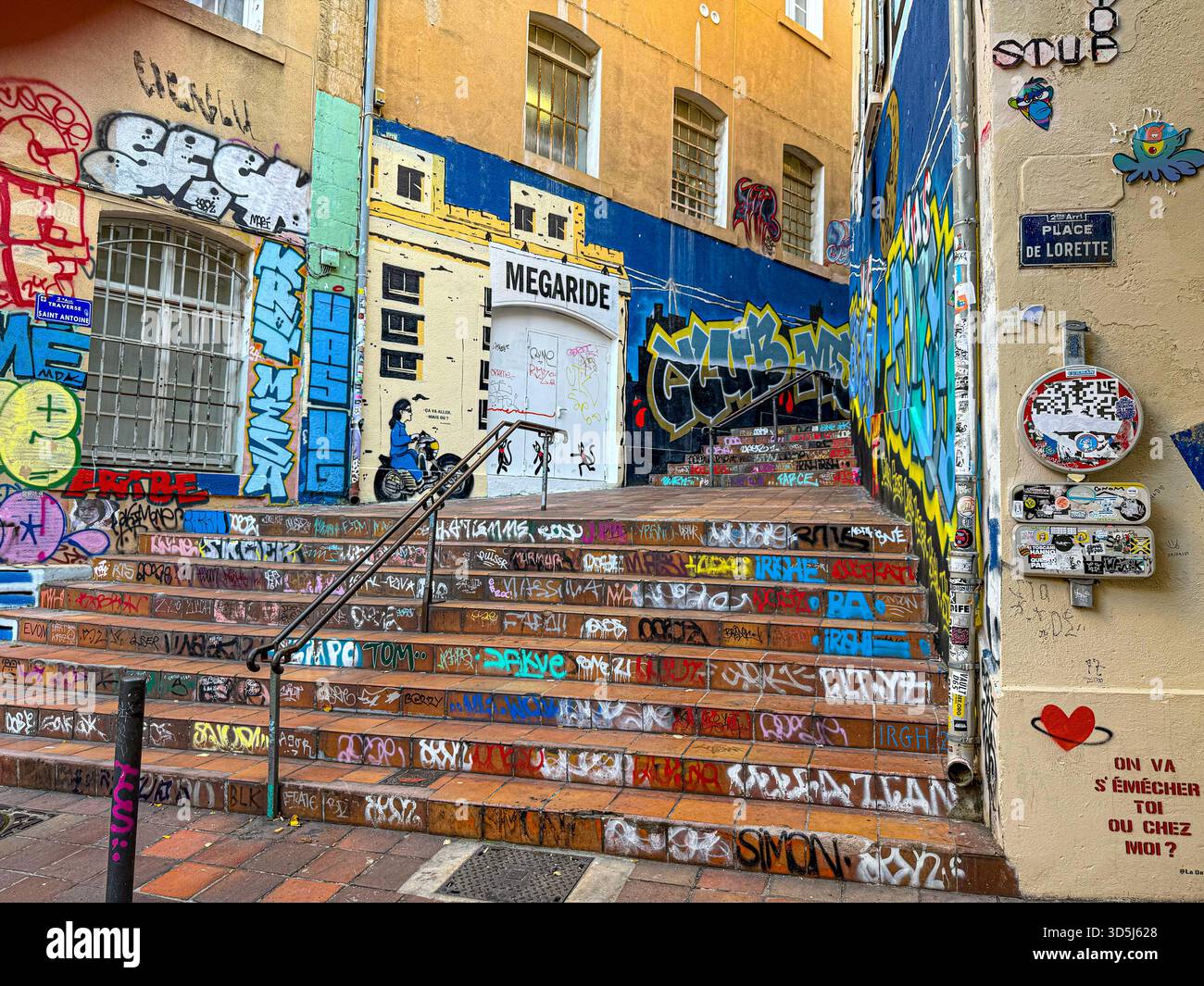 Marseille, Frankreich, 10. Oktober 2025: Bunte Straßenkunst auf Treppen und Wänden im historischen panier-Viertel Stockfoto