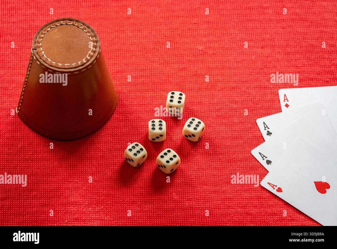 Vier Asse und perfekte Würfelrolle, die alle Sechsen symbolisieren, die maximale Punktzahl und Glücksspiel des Spielers symbolisieren Stockfoto