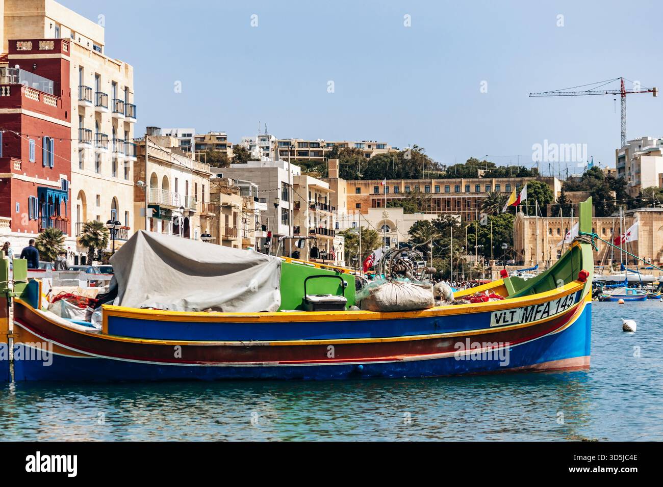 Marsaskala, Malta - 13. April 2025: Traditionelles maltesisches Fischerboot Luzzu mit leuchtenden Blau-, Gelb-, Grün- und Rottönen im Hafen von Marsaskala Stockfoto
