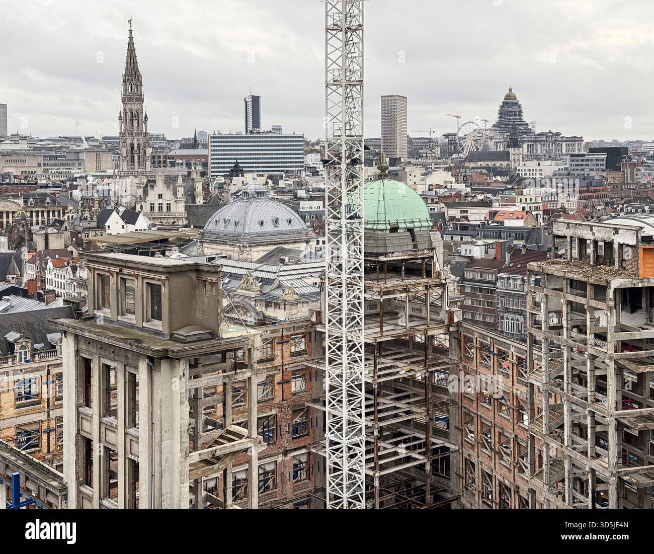 Belgien, Brüssel, 31. Dezember 2024; Dekonstruktions- und Wiederaufbauarbeiten finden im Stadtzentrum von brüssel statt, mit dem brüsseler Rathaus und dem Stockfoto