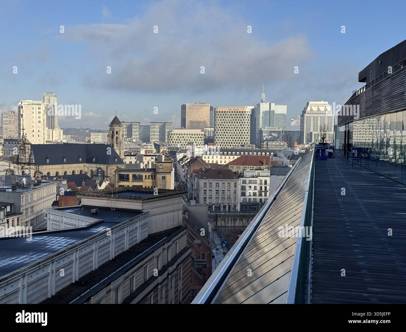 Belgien, Brüssel, 31. Dezember 2024; moderne Dachterrasse mit Panoramablick auf die Brüsseler Stadtlandschaft, die zeitgenössische Architektur mit Hi verbindet Stockfoto