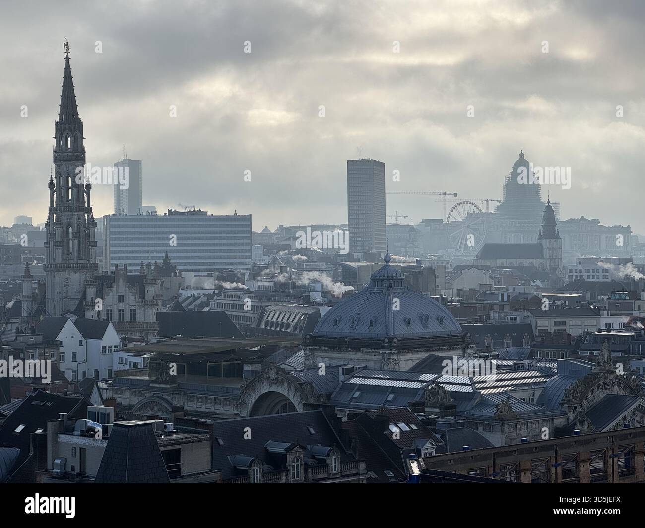 Belgien, Brüssel, 31. Dezember 2024; Brüsseler Stadtbild mit historischen Wahrzeichen und modernen Gebäuden unter bewölktem Himmel Stockfoto