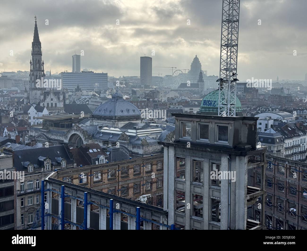 Belgien, Brüssel, 31. Dezember 2024; Panoramablick auf das Stadtzentrum von brüssel mit historischen Sehenswürdigkeiten, laufenden Bauarbeiten und bewölktem Himmel im Winte Stockfoto