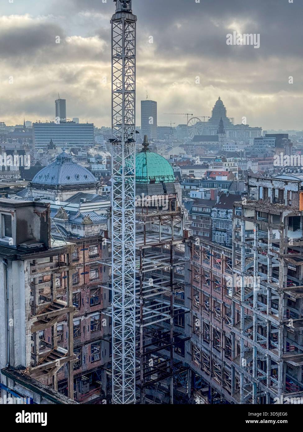 Belgien, Brüssel, 31. Dezember 2024; die Dekonstruktionsarbeiten am Gebäude in brüssel, belgien, mit Kran, Stadtbild und Palast von Ju Stockfoto