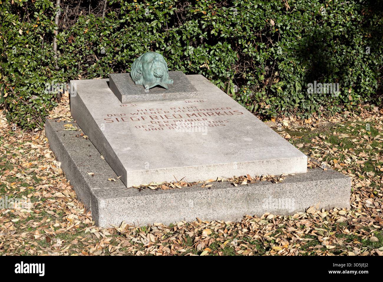 Ehrengrab von Siegfried Markus - Mechaniker und Erfinder, Wiener Zentralfriedhof, Österreich // Ehrengrab von Siegfried Markus - Mechaniker und Erfinder, Wiener Zentralfriedhof, Österreich - 20251104 PD22012 Stockfoto