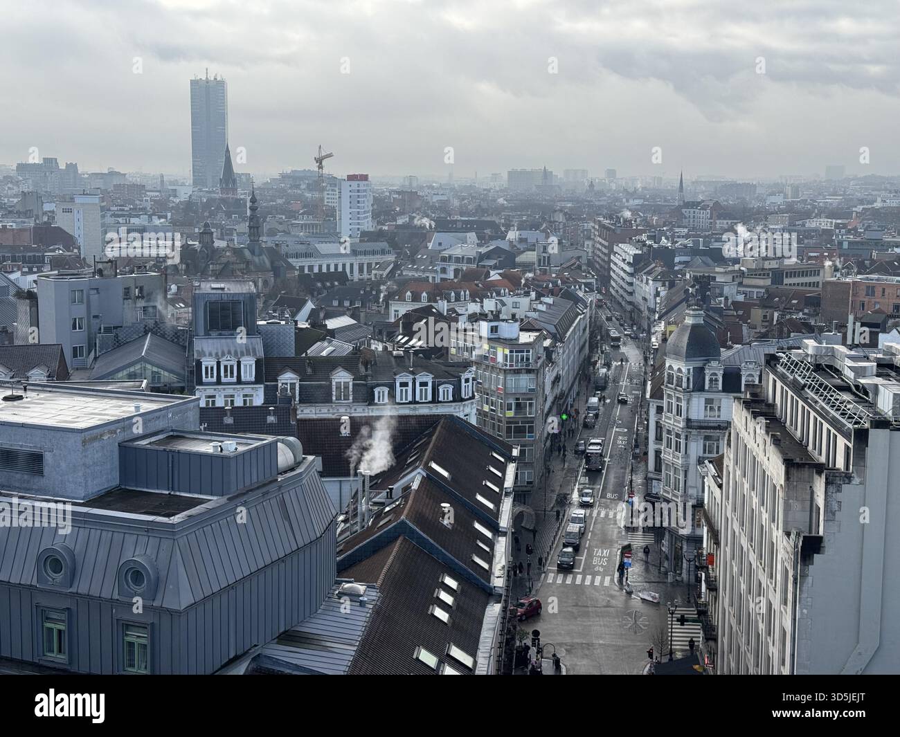 Belgien, Brüssel, 31. Dezember 2024; Stadtlandschaft von Brüssel, belgien, mit Dächern, Südturm, Straße Van Artevelde, und Gebäude und Stockfoto