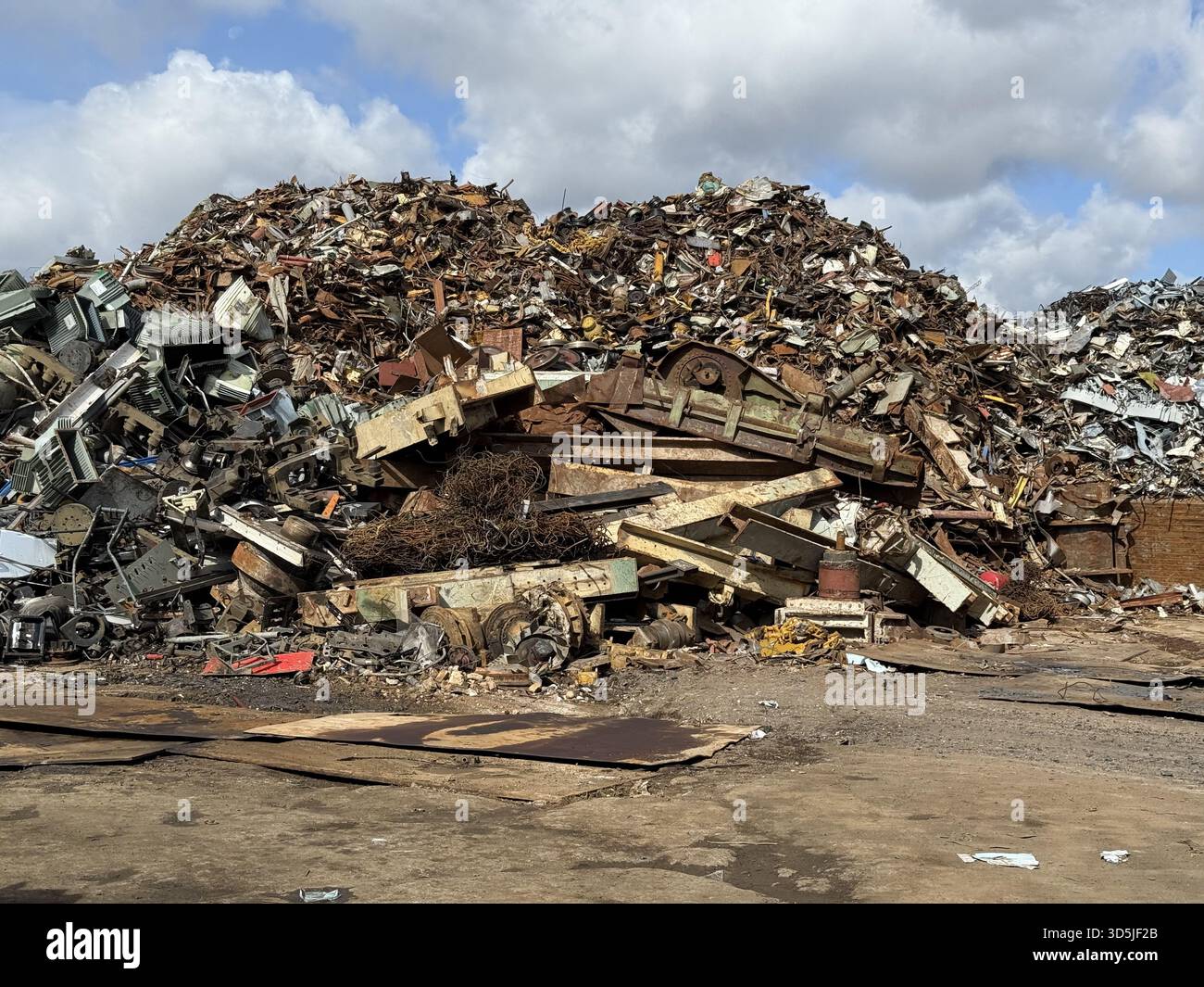 Riesige Mengen an Metallabfällen, die für das Recycling und die Wiederverwendung in der Metallindustrie bereit sind Stockfoto