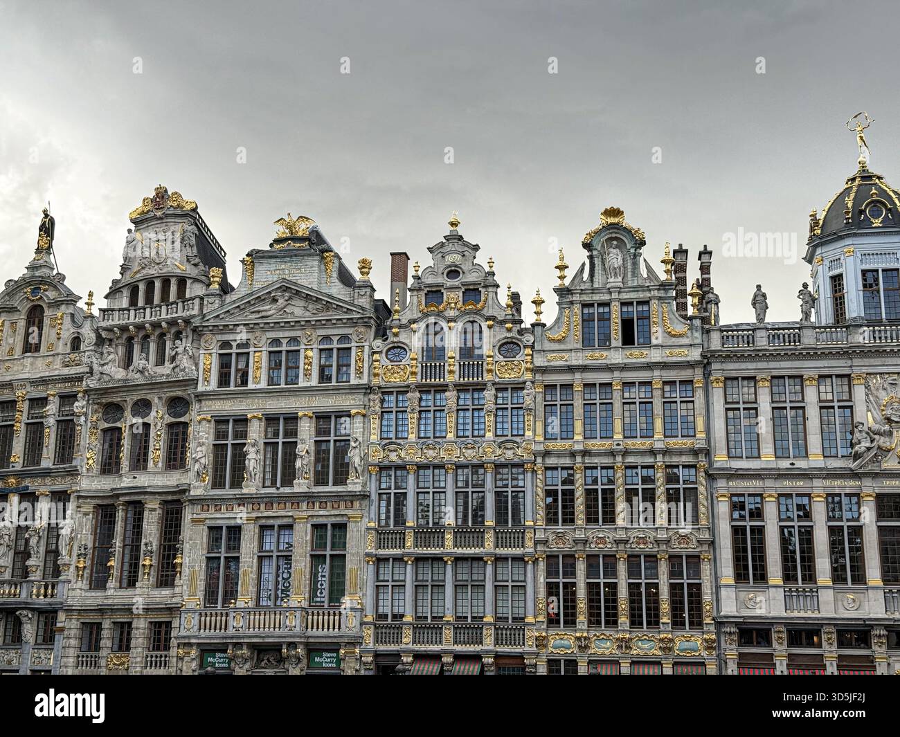 Kunstvolle Gildensäle, die den großen Platz in brüssel, belgien, dominieren, zeigen das reiche architektonische Erbe der Stadt Stockfoto
