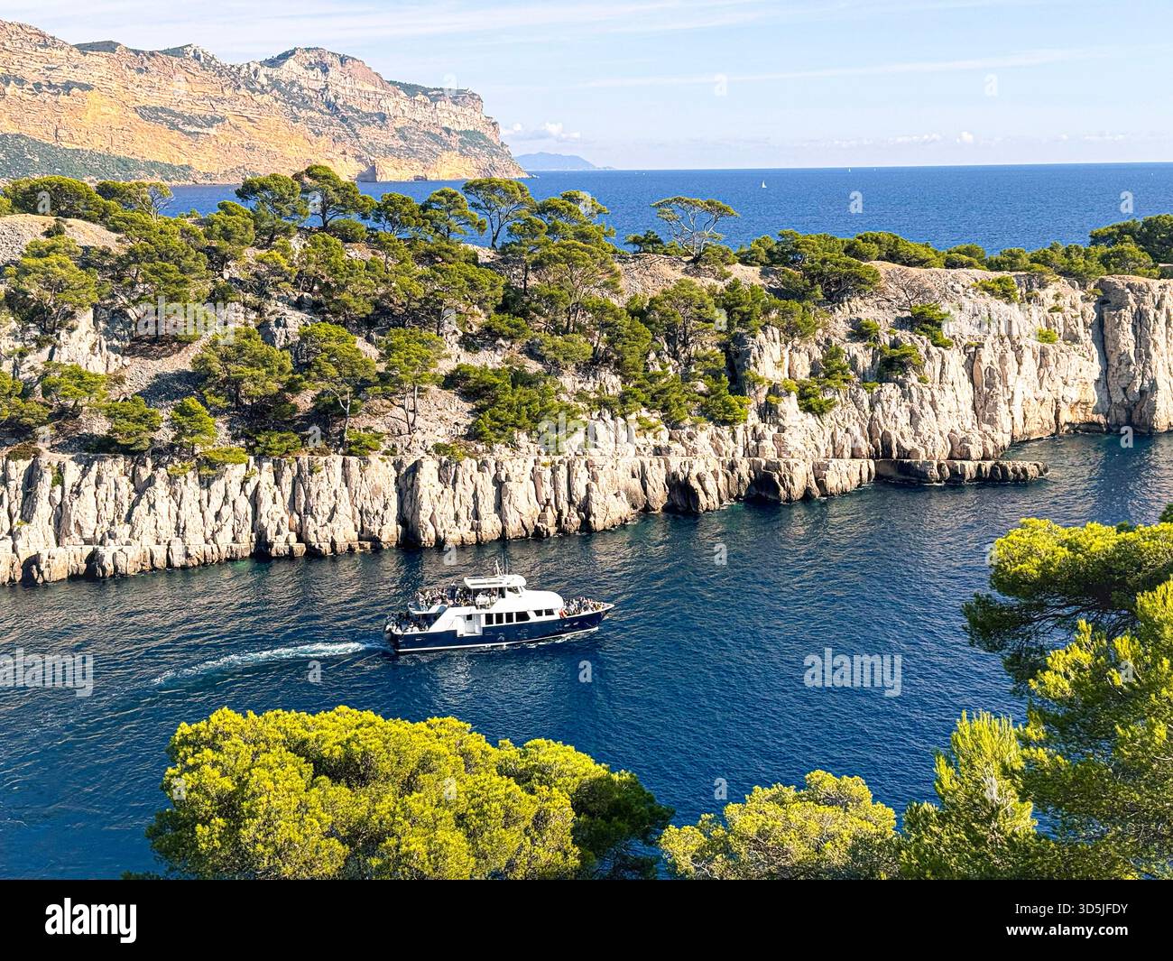 Touristenboot segelt entlang des felsigen Fjords wie der Bucht von calanque d'en vau, Cassis france Stockfoto