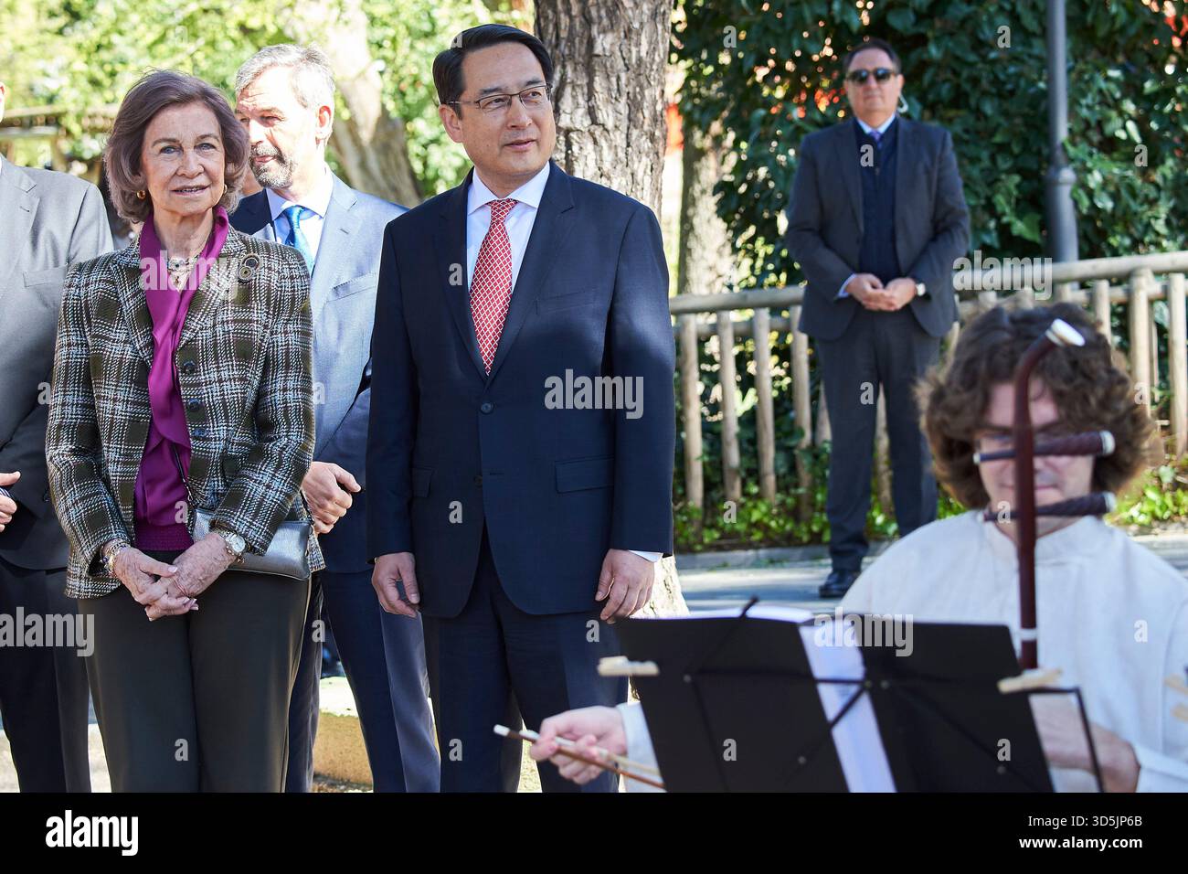 Königin Sofia von Spanien besucht Panda Chulina im Zoo von Madrid am 5. April 2017 in Madrid. Stockfoto