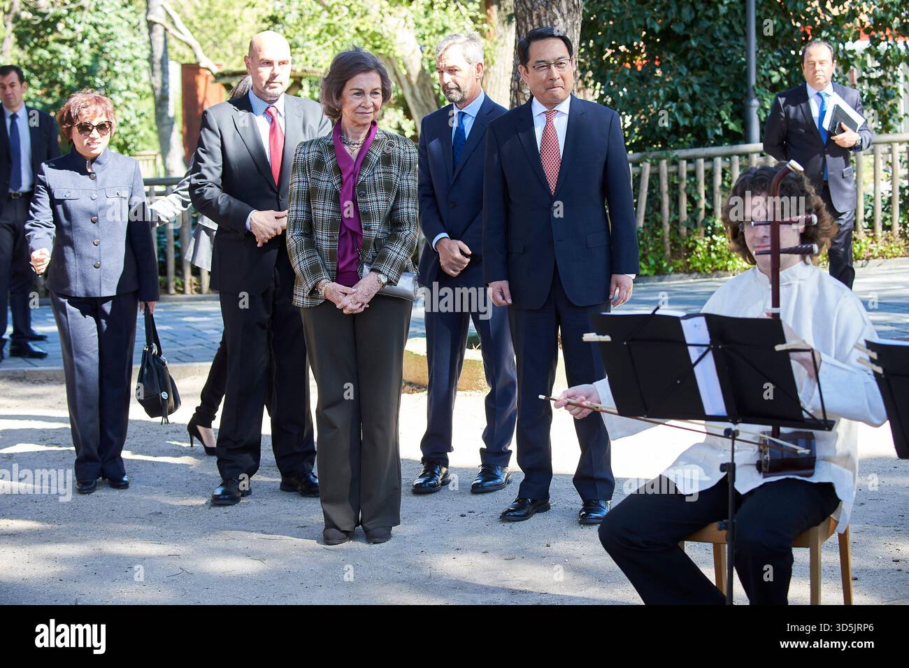 Königin Sofia von Spanien besucht Panda Chulina im Zoo von Madrid am 5. April 2017 in Madrid. Stockfoto