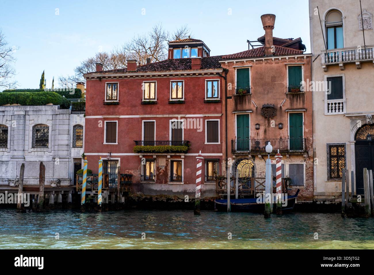 Historischer Guggenheim Palast und Palazzo Venier dei Leoni am Canal Grande in Venedig, Italien. Stockfoto