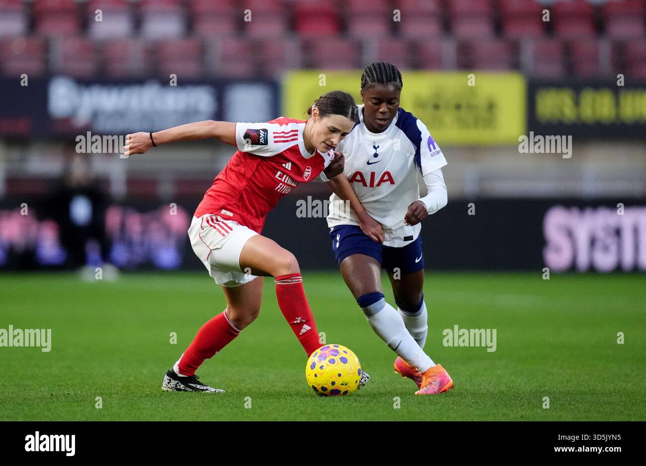 Arsenals Emily Fox (links) und Tottenham Hotspurs Jessica Naz (rechts) kämpfen um den Ball während des Spiels der Barclays Women's Super League im BetWright Stadium in London. Bilddatum: Sonntag, 16. November 2025. Das Foto sollte lauten: John Walton/PA Wire. EINSCHRÄNKUNGEN: Verwendung unterliegt Einschränkungen. Nur redaktionelle Verwendung, keine kommerzielle Nutzung ohne vorherige Zustimmung des Rechteinhabers. Stockfoto