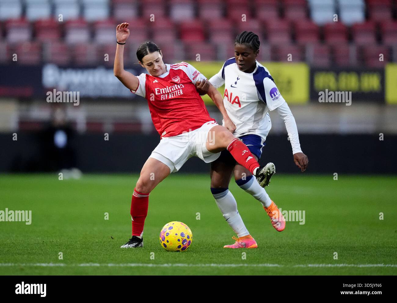 Arsenals Emily Fox (links) und Tottenham Hotspurs Jessica Naz (rechts) kämpfen um den Ball während des Spiels der Barclays Women's Super League im BetWright Stadium in London. Bilddatum: Sonntag, 16. November 2025. Das Foto sollte lauten: John Walton/PA Wire. EINSCHRÄNKUNGEN: Verwendung unterliegt Einschränkungen. Nur redaktionelle Verwendung, keine kommerzielle Nutzung ohne vorherige Zustimmung des Rechteinhabers. Stockfoto