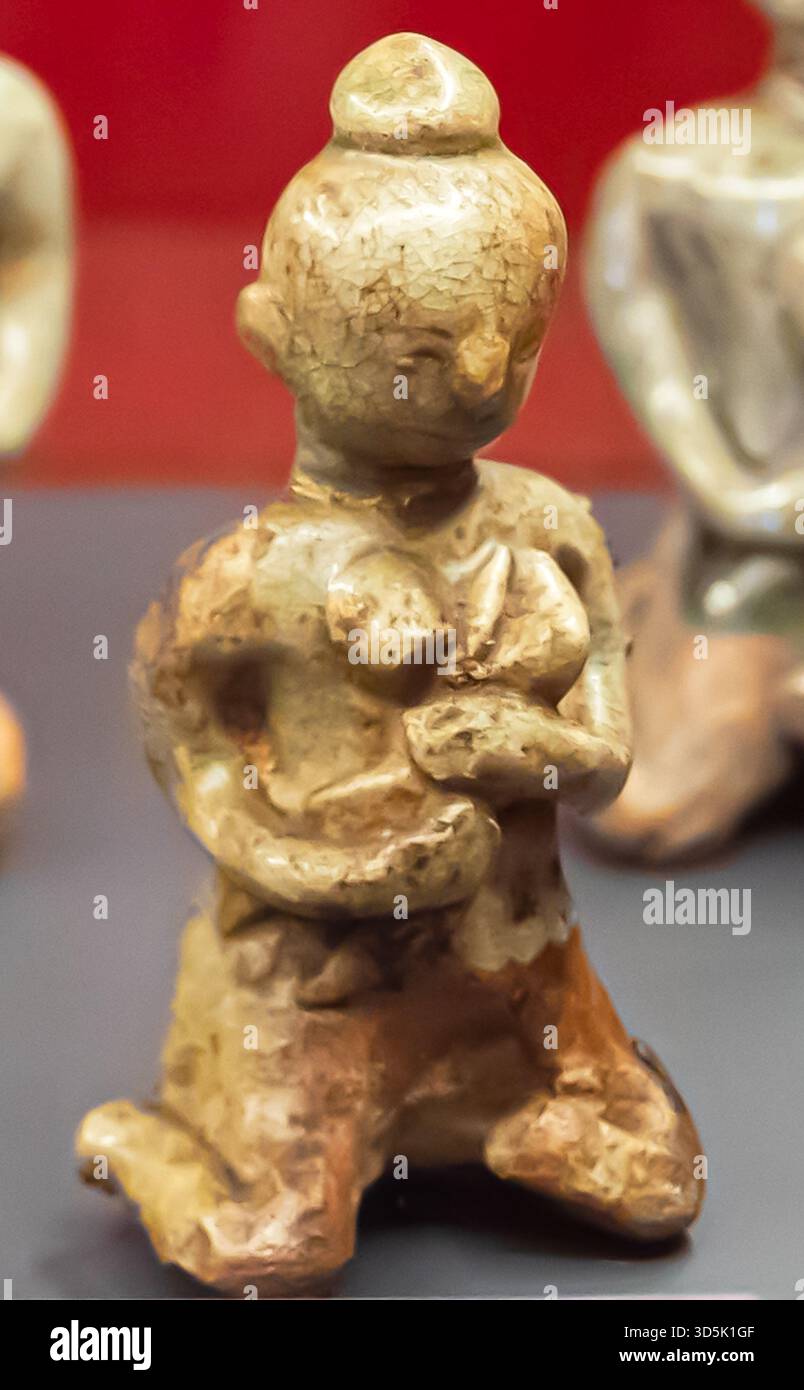 SIA-Kaban Puppe, Mutter und Kind, die die Gesten der echten Person imitiert, Sangkhalok Celadon Ware, Sukhothai Königreich, 13.-15. Jahrhundert Stockfoto