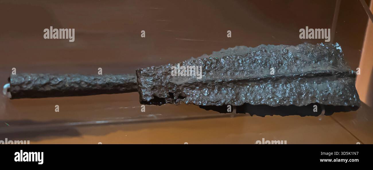 Speermesser mit gebogener Spitze, zerstörtes Opfer, 300-200 v. Chr., Ausgrabungsstätte Ban Don Ta Phet, Phanom Thuan, Kanchanaburi Stockfoto
