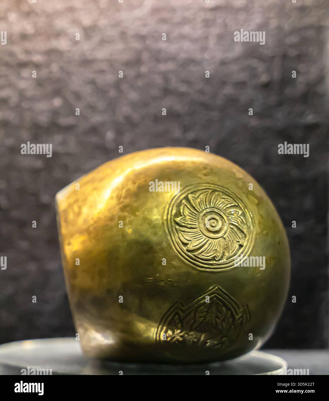 Thailändisches Silberkugelgeld, Phot duang oder Pod duang mit Hakra-Mongkut-Zeichen, 1850er - 1860er Jahre Stockfoto