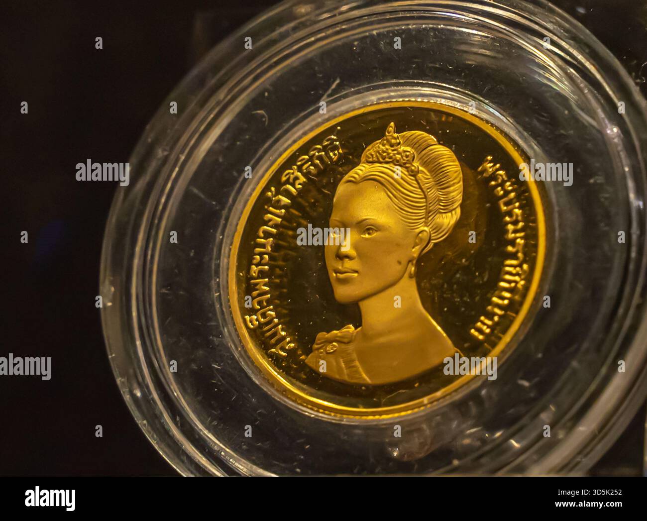 1982 thailändische Gedenkmünze mit einem Porträt der Königin Sirikit zu ihrem 50. Jahrestag Stockfoto