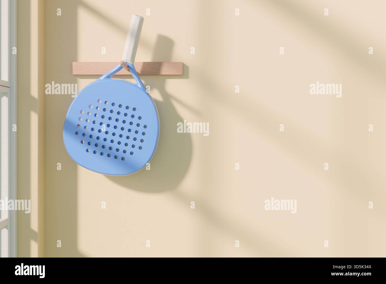 Blauer Tennisschläger hängt an einer beigefarbenen Wand mit Sonnenlicht, das Schatten wirft. 3D-Rendering Stockfoto