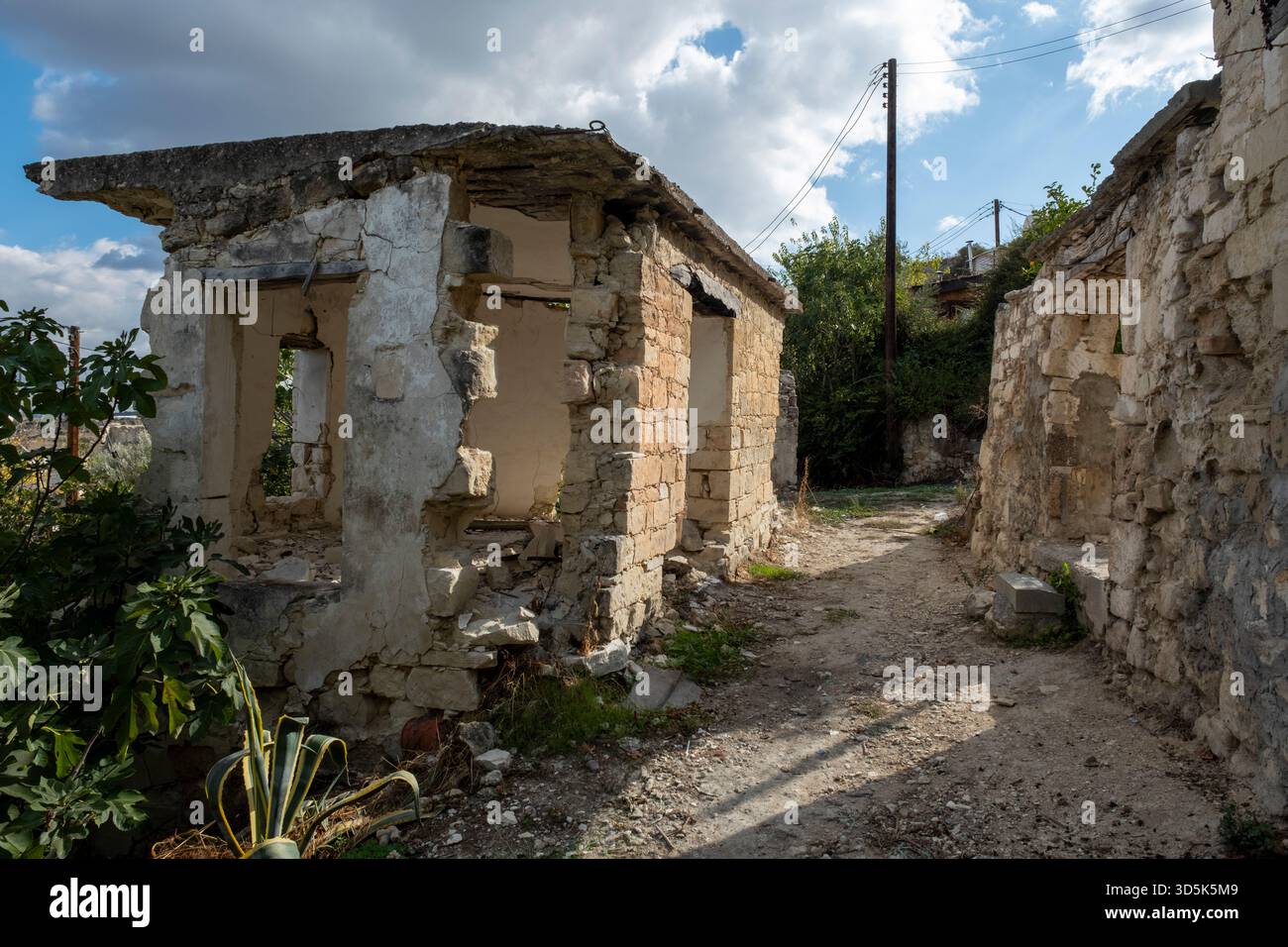 Kato Theletra oder Alte Theletra. Das Dorf wurde von seinen Bewohnern, die weiter oben am Hang verlegt nach einem Erdbeben Erdrutsch verursacht aufgegeben. Stockfoto