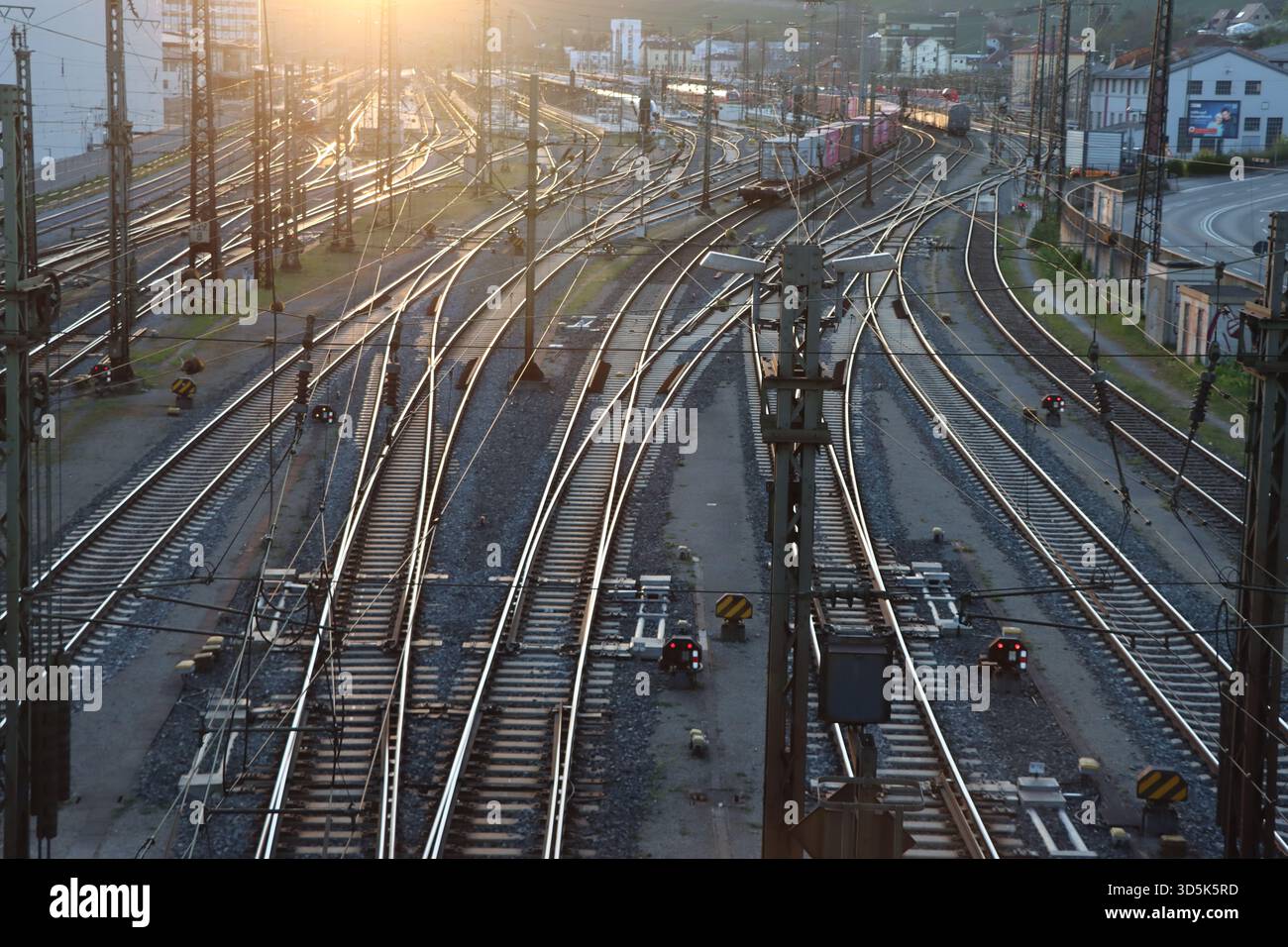Deutscher Eisenbahnknotenpunkt bei Sonnenuntergang - Würzburg - Deutschland Stockfoto