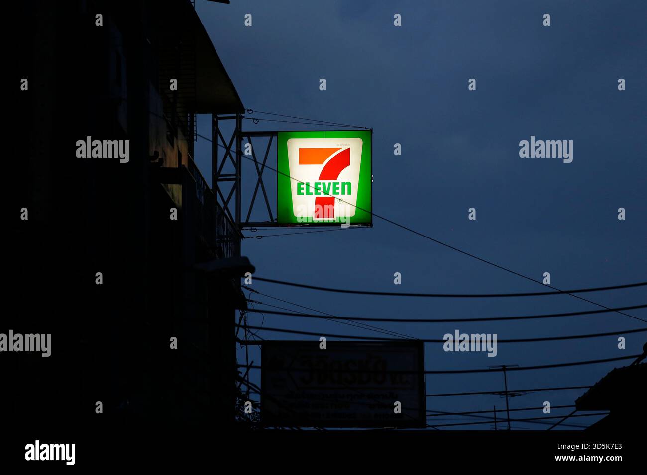 Bangkok, Thailand - 22. Juli 2022: Nahaufnahme eines 24h 7-Eleven-24-Stunden-24-Stunden-Supermarkts während der Nacht. Stockfoto