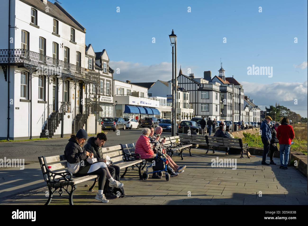 Sunny Parkgate Front am Wirral. Stockfoto