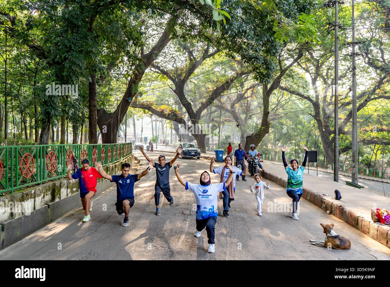Verschiedene Gruppen von Menschen, die im Freien mit einem Hund im CRB oder im Central Railway Building in Chittagong, einem historischen Viertel, trainieren Stockfoto